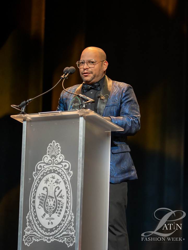 Lázaro Sánchez speaking at the Latin Fashion Awards podium