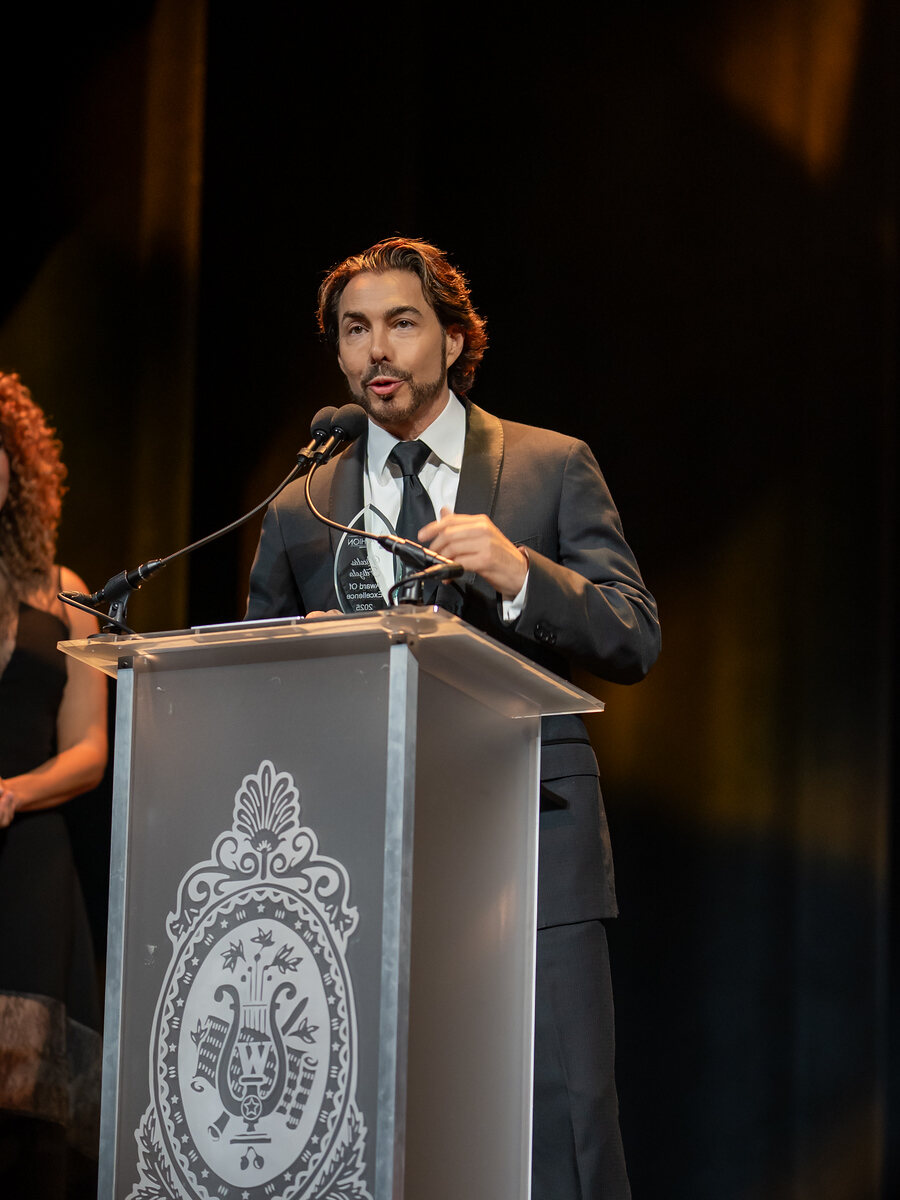 Nicolás Felizola receiving his recognition at the Latin Fashion Awards