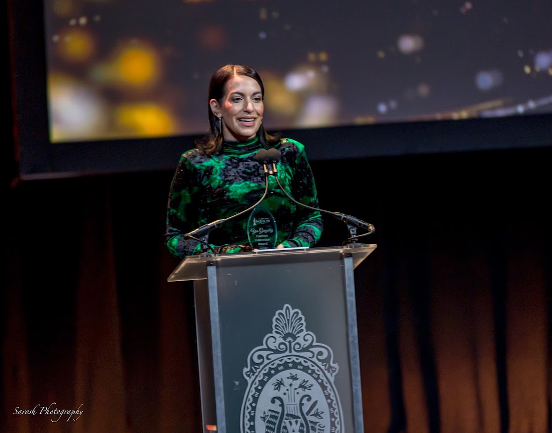 Yas González holding her award at the Latin Fashion Awards podium